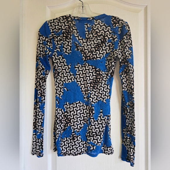 💙BCBGMaxAzria Blue Black & White Geo Print Long Sleeve V-Neck Top, XS - Picture 3 of 5